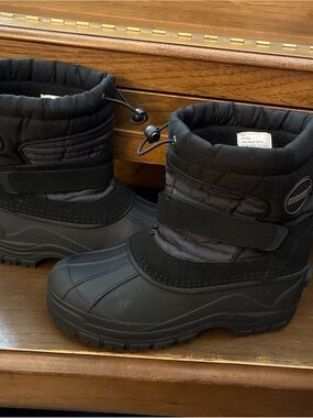 Khombu Kids Youth Waterproof Winter Boots with Hook-and-Loop Strap 6M Black